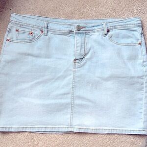 Lightwash denim miniskirt,  very comfortable ,  soft & stretchy,  back pockets